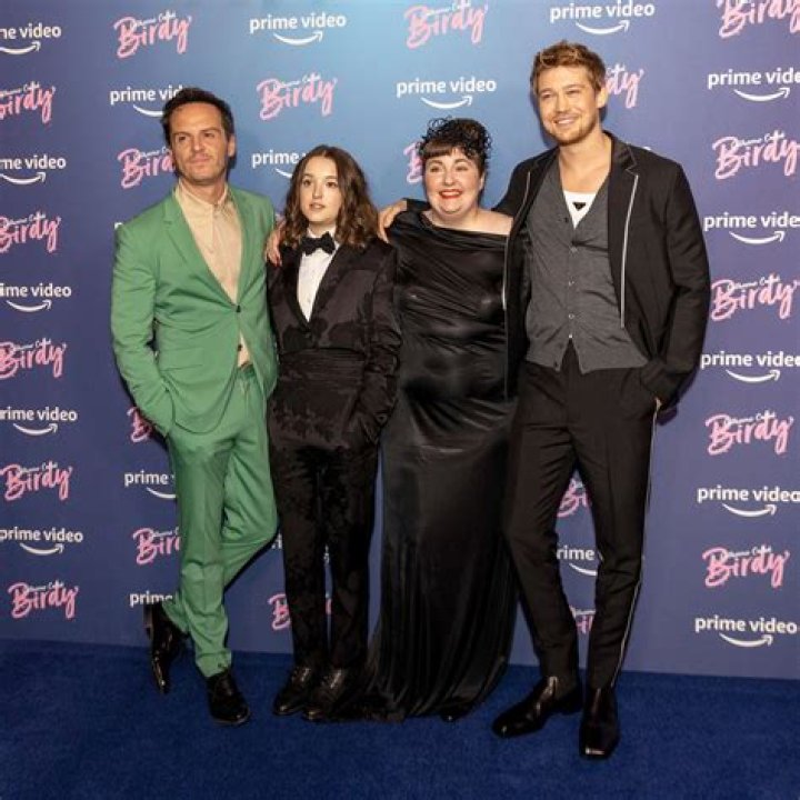 Bad Press Convinces Lena Dunham to Compensate her Opening Acts