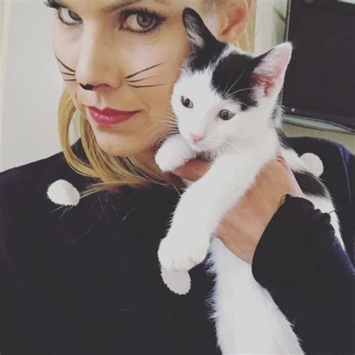 Celebrity couple Beth and Howard Stern uses 90 million dollar fortune to foster hundreds of cats