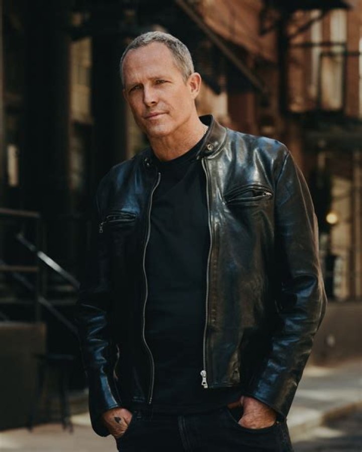 Dean Winters' Marital Status Revealed