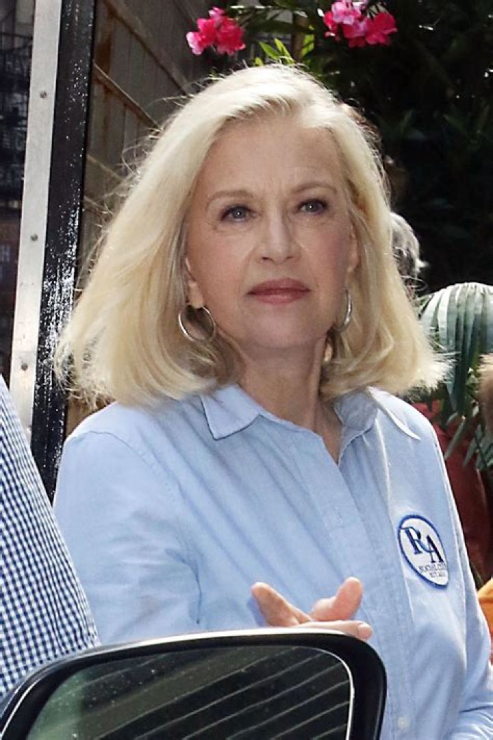 Diane Sawyer (Journalist) - Age, Birthday, Bio, Facts, Family, Net Worth, Height & More