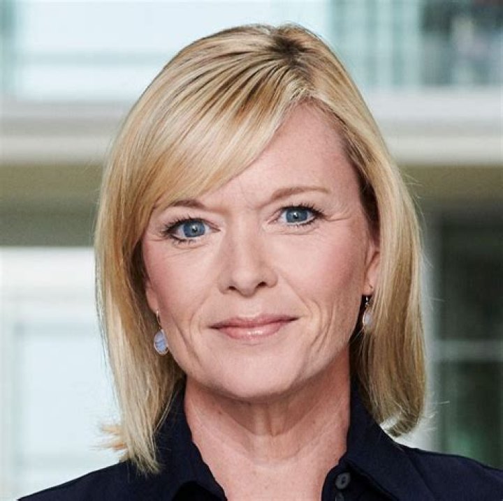 Julie Etchingham (Journalist) - Age, Birthday, Bio, Facts, Family, Net Worth, Height & More