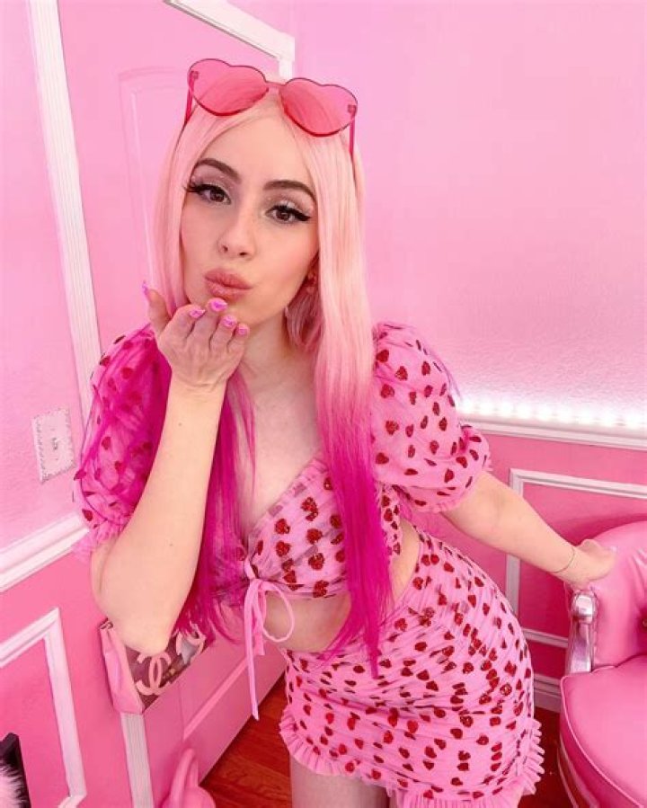 Leah Ashe (YouTube Star) - Age, Birthday, Bio, Facts, Family, Net Worth, Height & More