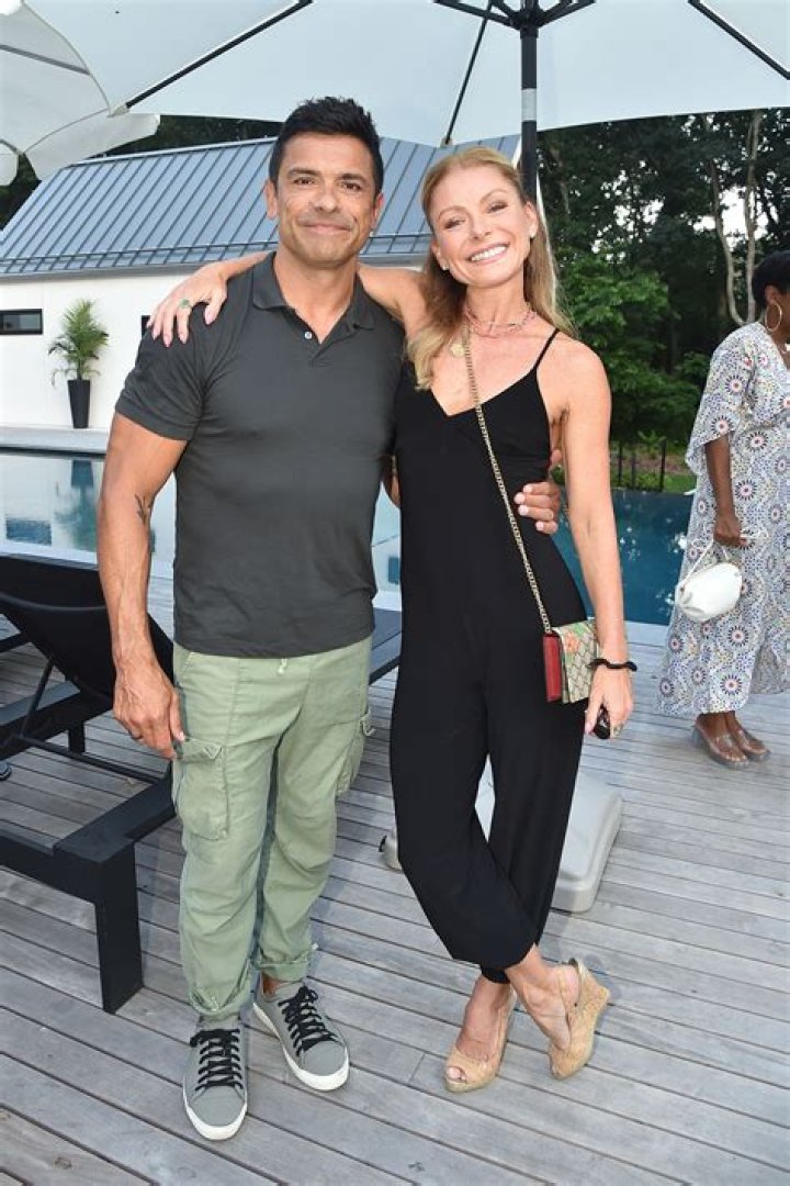 Mark Consuelos (TV Actor) - Age, Birthday, Bio, Facts, Family, Net Worth, Height & More
