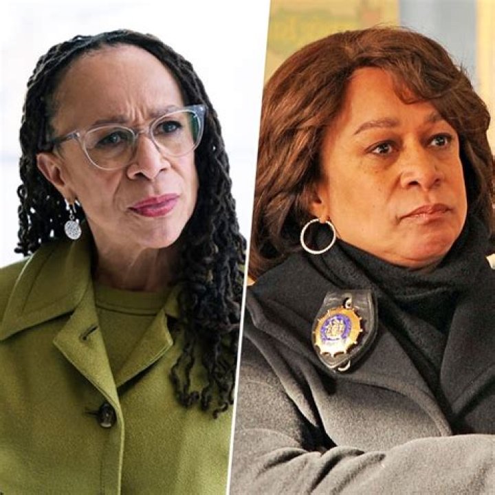 S Epatha Merkerson (TV Actress) - Age, Birthday, Bio, Facts, Family, Net Worth, Height & More
