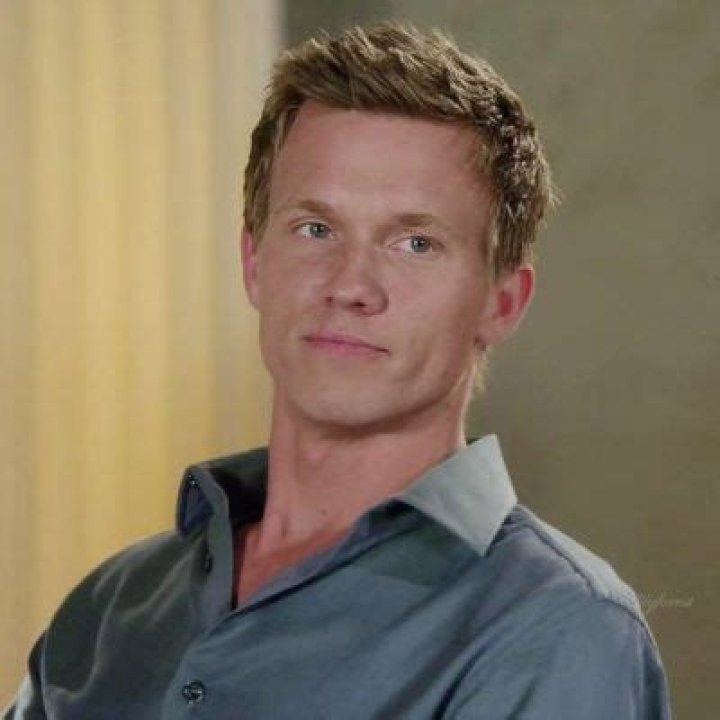 Warren Kole Height - CelebsHeight.org